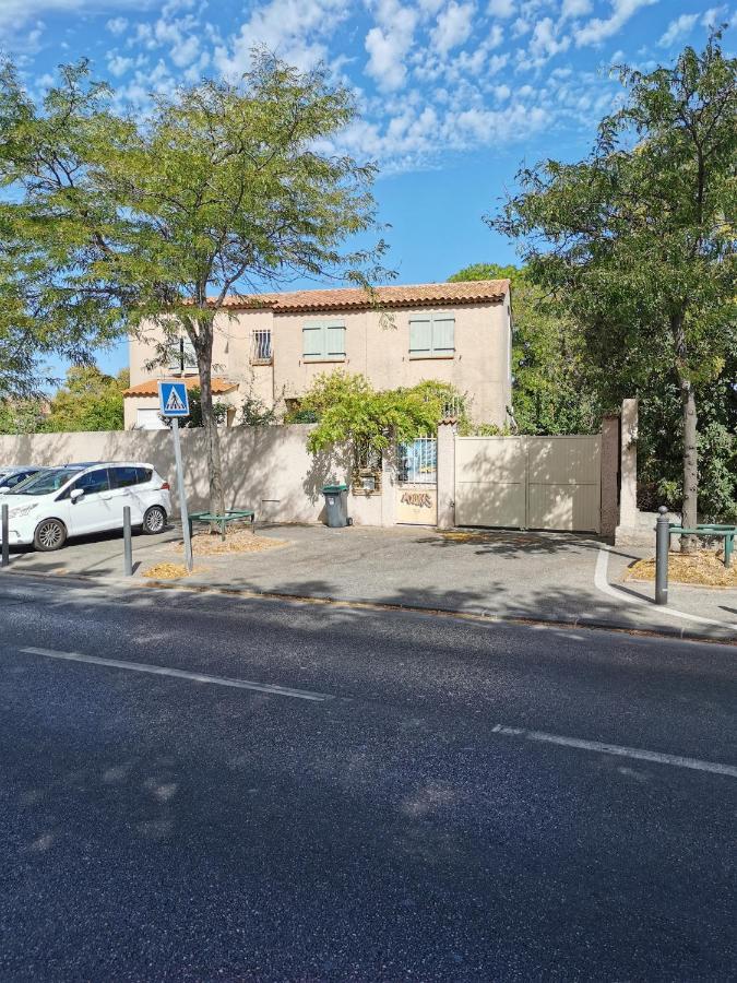Gasthof En Sous Sol De Avec Acces Jardin Et Piscine Marseilles