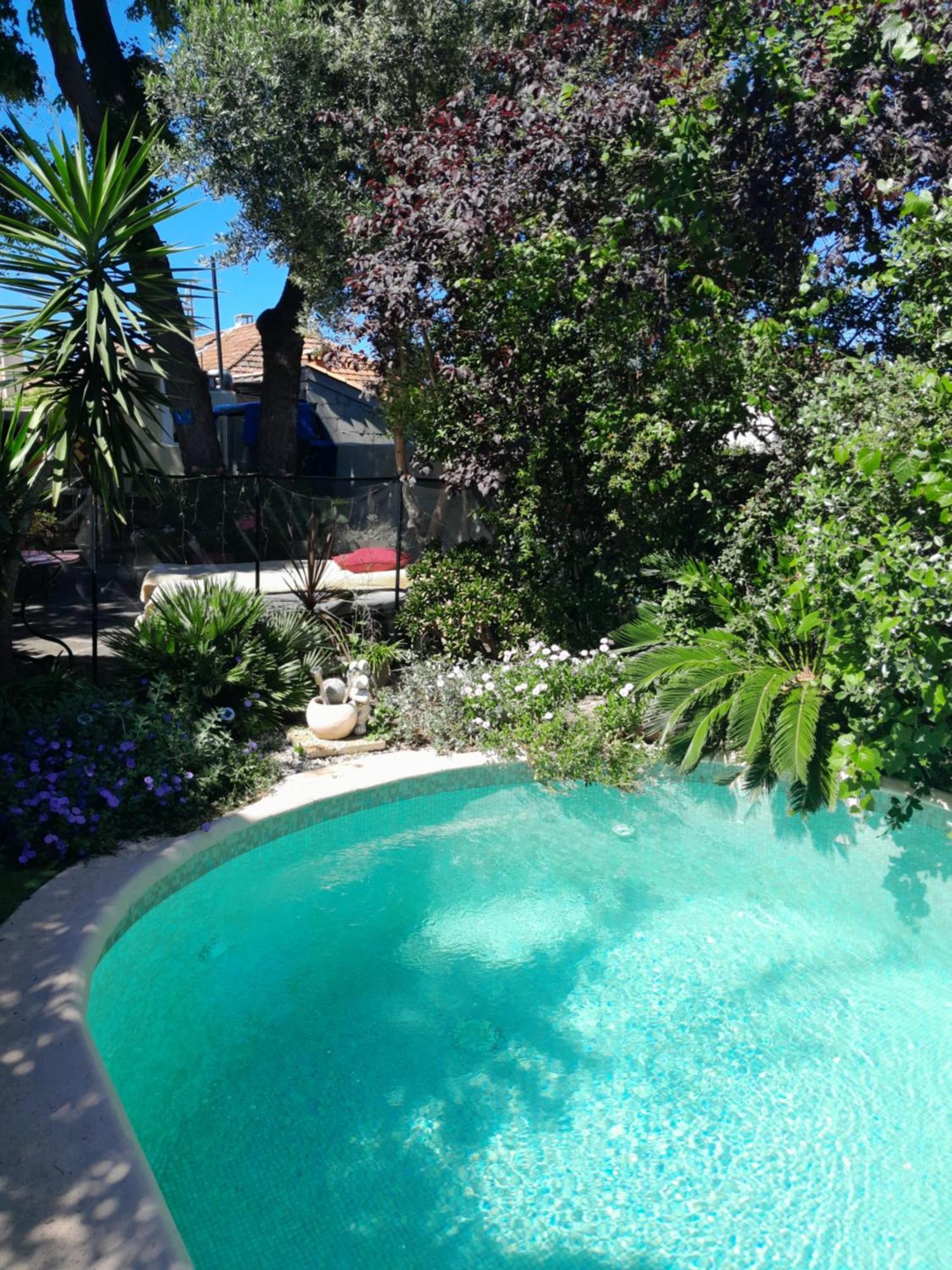 Gasthof En Sous Sol De Avec Acces Jardin Et Piscine Marseilles