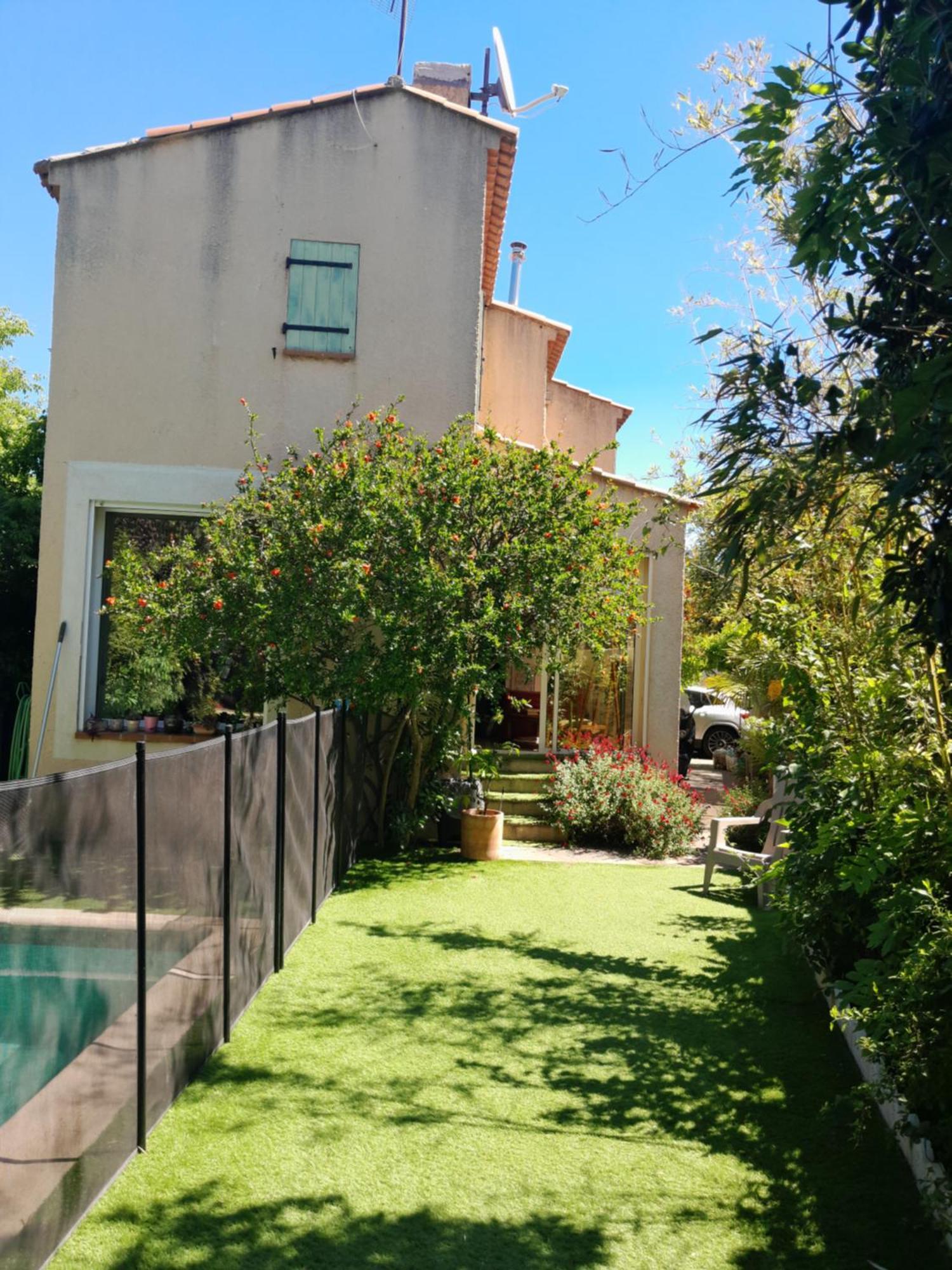 Gasthof En Sous Sol De Avec Acces Jardin Et Piscine *