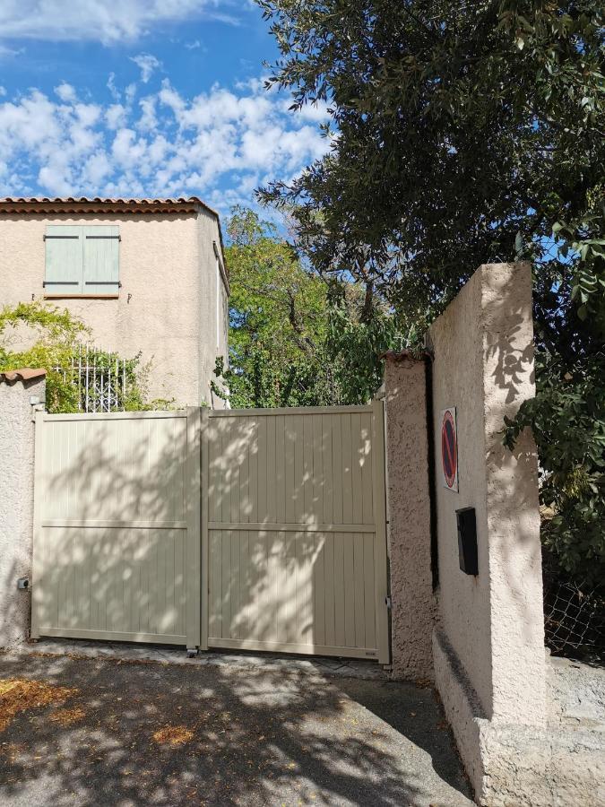 En Sous Sol De Avec Acces Jardin Et Piscine Guest house *
